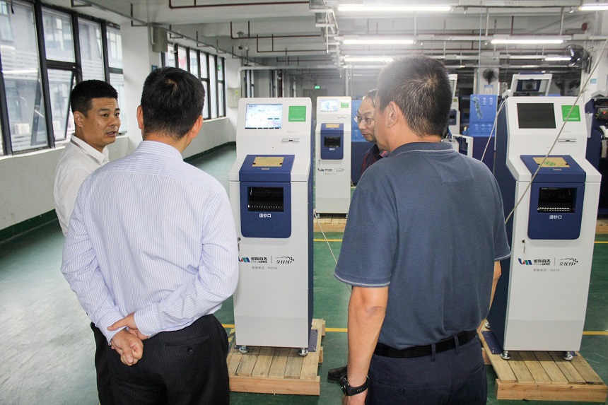 王永峰董事長(zhǎng)介紹智能收鈔寶的應(yīng)用領(lǐng)域