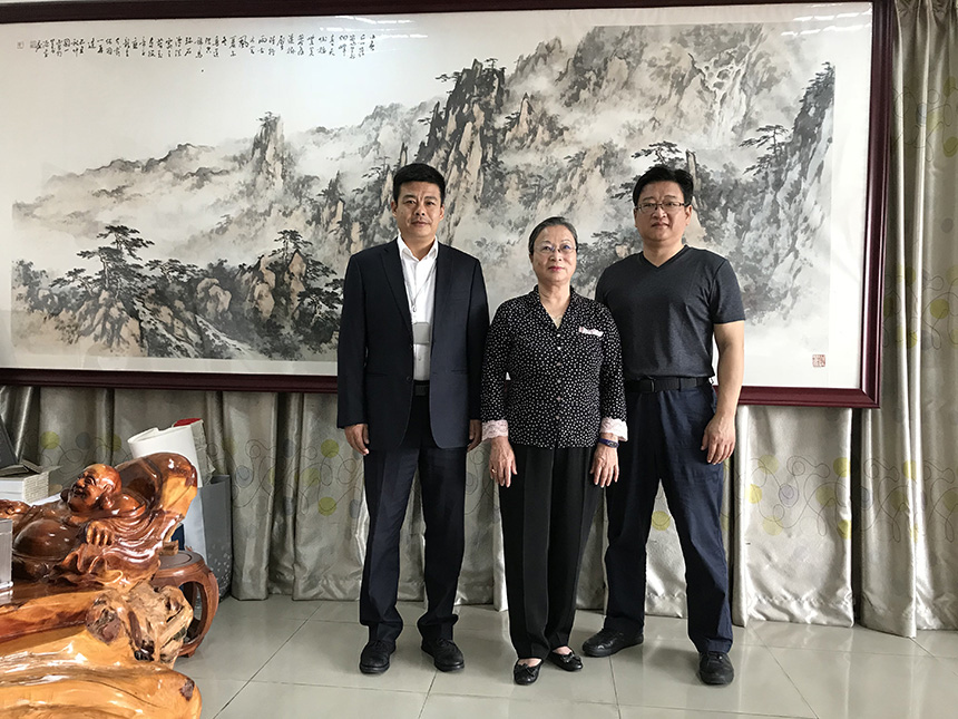 王永峰董事長(zhǎng)、王梅董事長(zhǎng)、余守仁總經(jīng)理合影