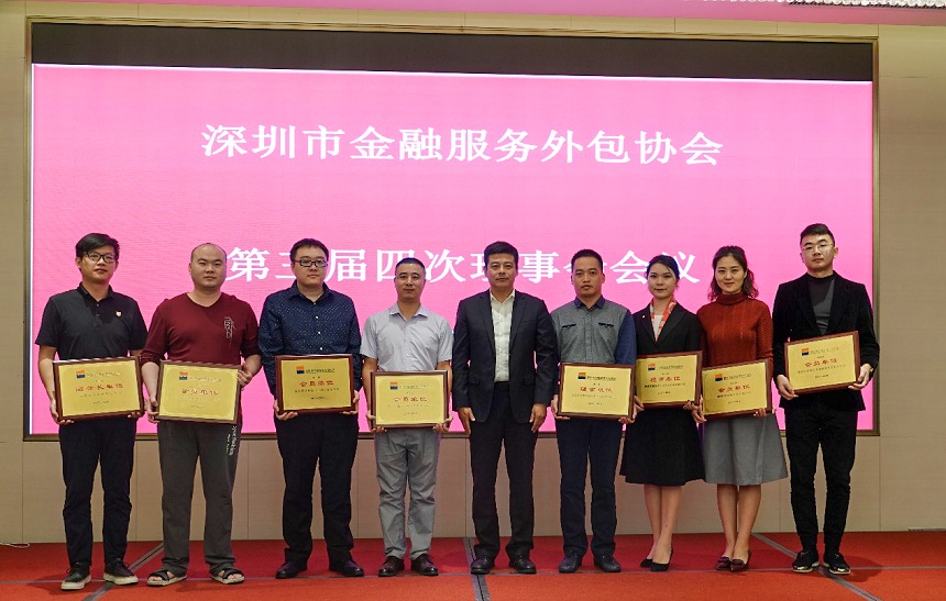 常務(wù)會長王永峰為新入會會員單位頒發(fā)牌匾 常務(wù)會長王永峰為新入會會員單位頒發(fā)牌匾