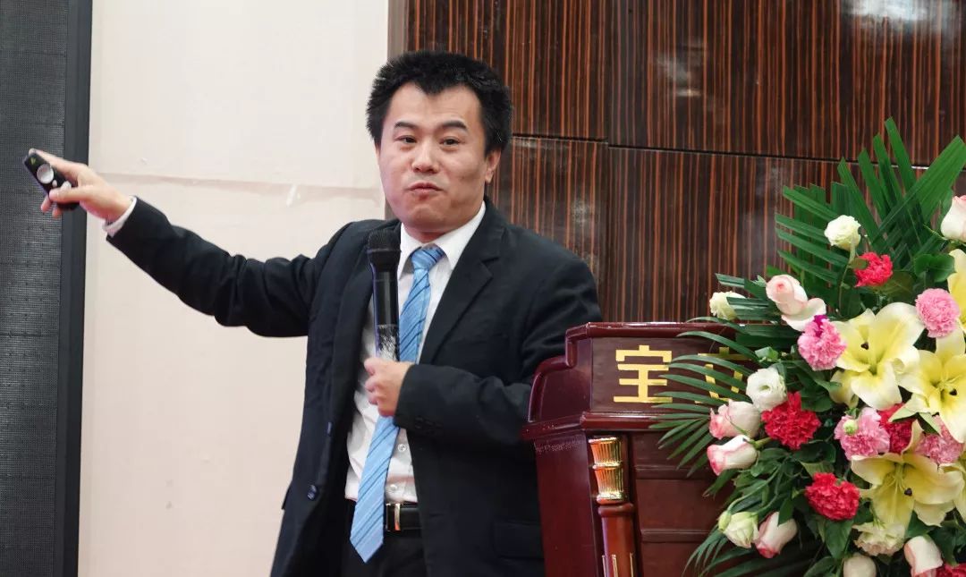 華夏易道私董會創(chuàng)始人、深圳市金融服務(wù)外包協(xié)會理事、培訓(xùn)委員會副主任委員堅鵬