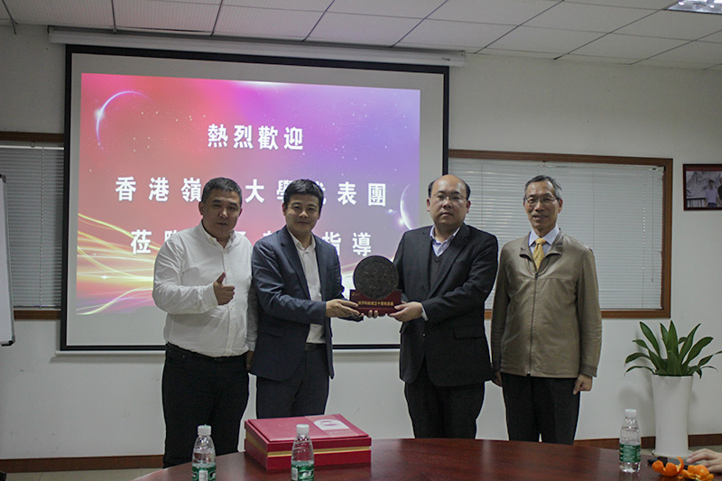 王永峰董事長向周文港博士贈(zèng)禮并合影