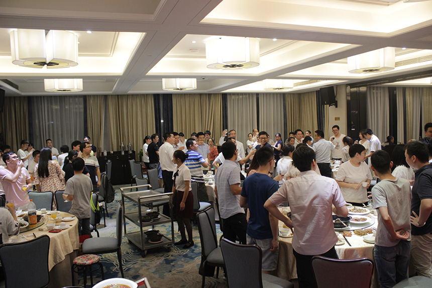 旭子人共舉杯，同慶中秋佳節(jié)