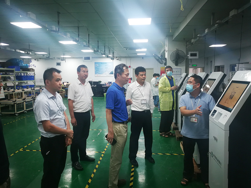 參觀車間，了解農(nóng)業(yè)銀行船票售賣設(shè)備